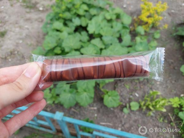 Шоколадно-вафельный батончик Kinder Bueno фото