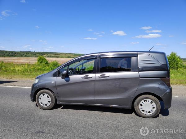 Автомобиль Honda Freed минивэн фото