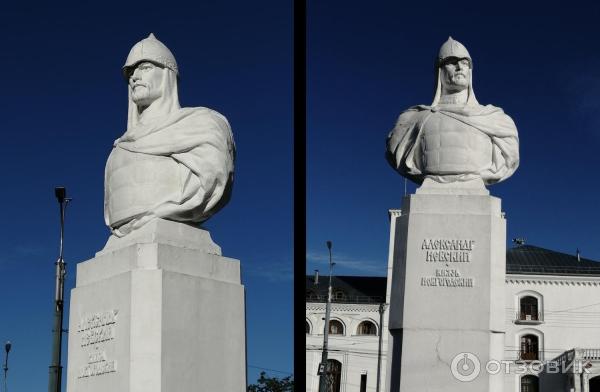 Железнодорожный вокзал города Новгорода, напротив памяника