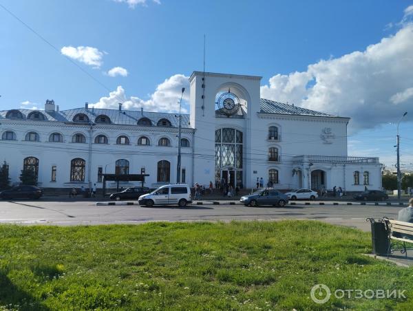 Железнодорожный вокзал города Новгорода (Россия, Великий Новгород) фото