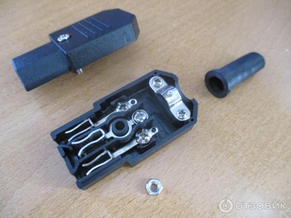 IEC C13 в разобранном виде.