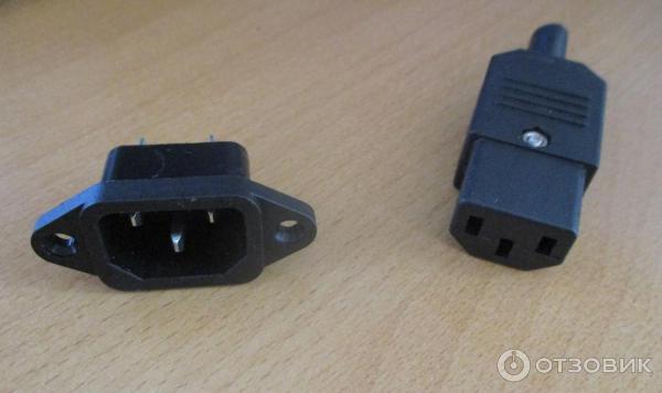 Слева, IEC C14, справа IEC C13.