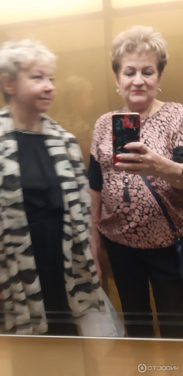 В лифте отеля