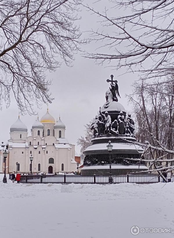 Софийская церковь и памятник Тысячелетию России.