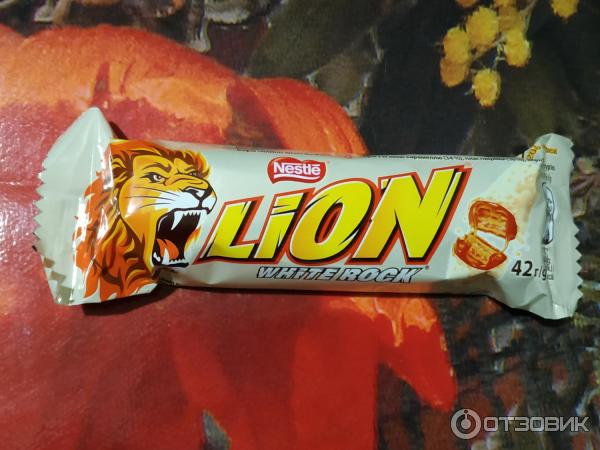 Шоколадный батончик Nestle Lion White Rock фото