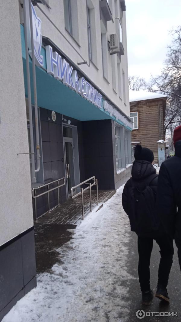 Вход в клинику