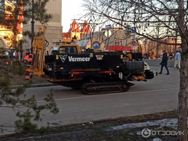 Выставка специализированной техники около ТРЦ Остров мечты (Россия, Москва) фото