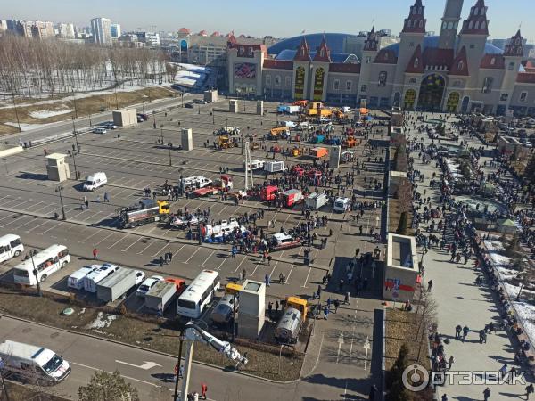 Выставка специализированной техники около ТРЦ Остров мечты (Россия, Москва) фото