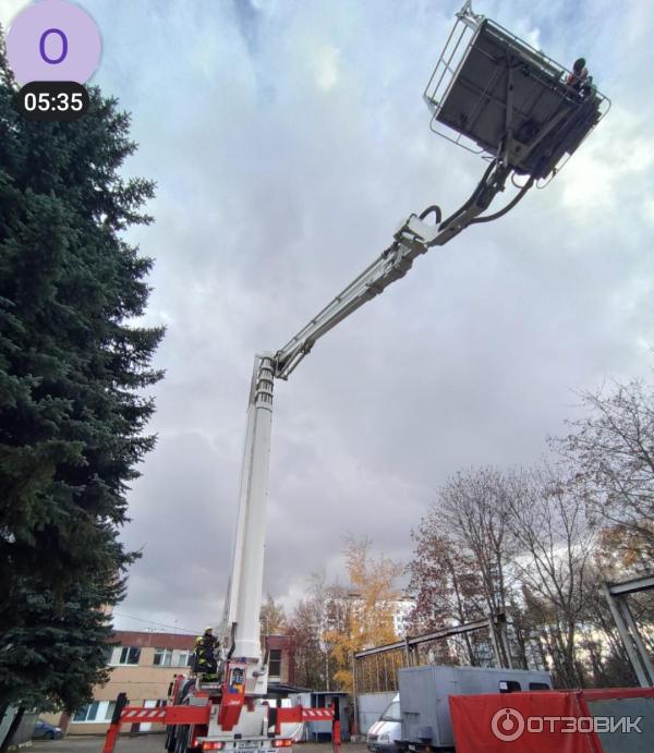 Выставка специализированной техники около ТРЦ Остров мечты (Россия, Москва) фото