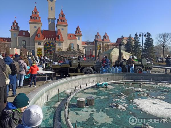 Выставка специализированной техники около ТРЦ Остров мечты (Россия, Москва) фото