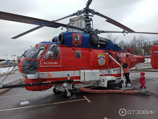 Выставка специализированной техники около ТРЦ Остров мечты (Россия, Москва) фото