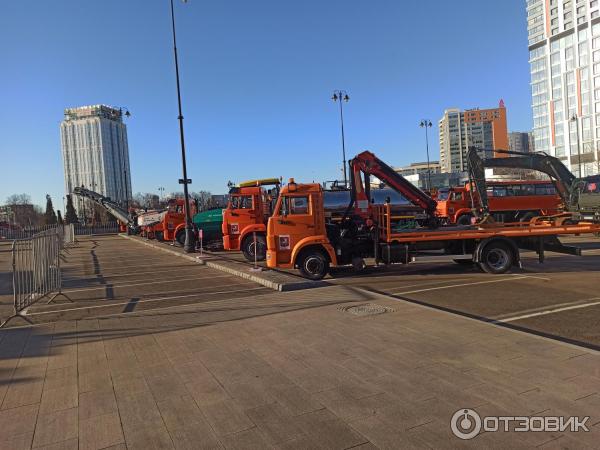Выставка специализированной техники около ТРЦ Остров мечты (Россия, Москва) фото