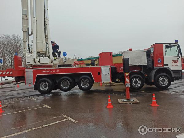 Выставка специализированной техники около ТРЦ Остров мечты (Россия, Москва) фото