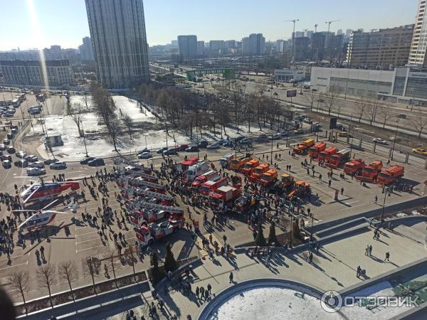 Выставка специализированной техники около ТРЦ Остров мечты (Россия, Москва) фото