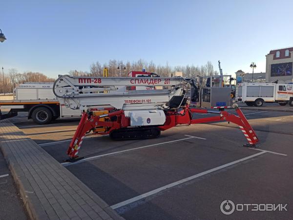 Выставка специализированной техники около ТРЦ Остров мечты (Россия, Москва) фото