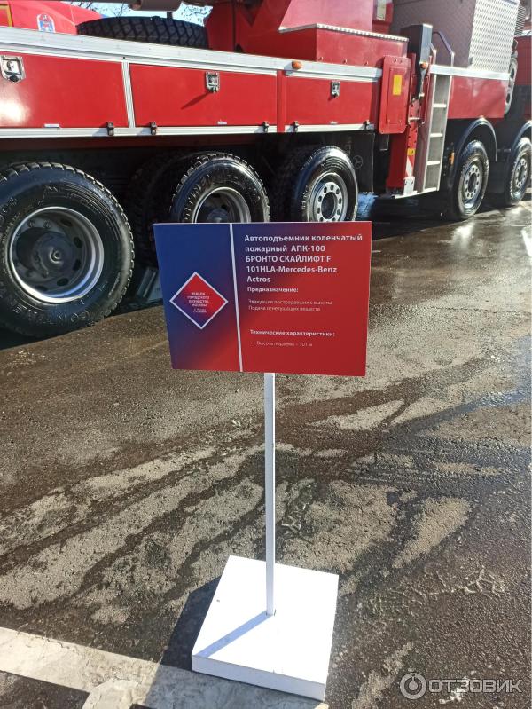 Выставка специализированной техники около ТРЦ Остров мечты (Россия, Москва) фото