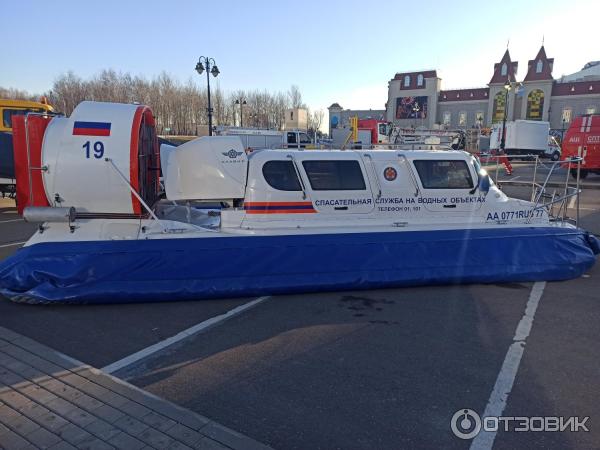 Выставка специализированной техники около ТРЦ Остров мечты (Россия, Москва) фото