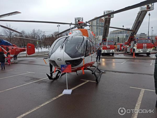 Выставка специализированной техники около ТРЦ Остров мечты (Россия, Москва) фото