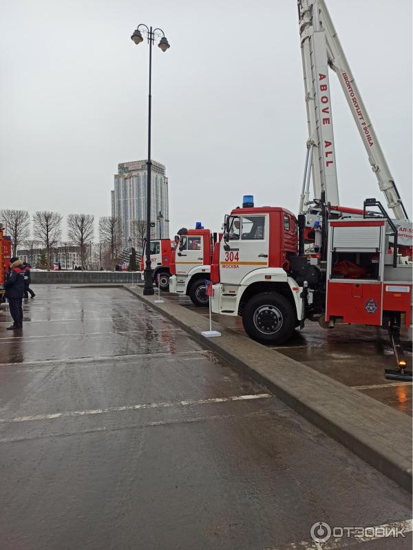 Выставка специализированной техники около ТРЦ Остров мечты (Россия, Москва) фото