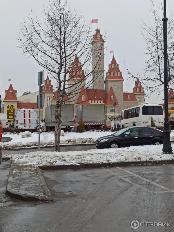 Выставка специализированной техники около ТРЦ Остров мечты (Россия, Москва) фото
