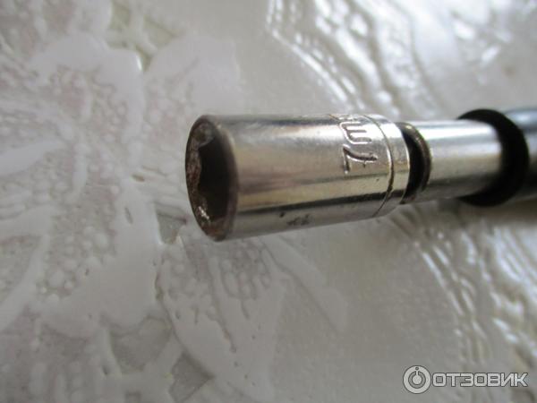 Головка торцового ключа, вставленная через переходник.