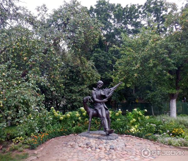 Яблоневый сад и памятник М. Шагалу