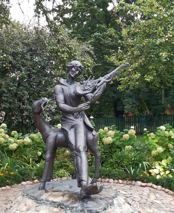 Памятник художнику