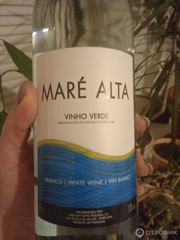 Mare вино полусухое. Виньо Верде вино Маре Альта. Вино mare Португалия Vinho Verde. Mare alta вино белое. Вино mare белое полусухое.