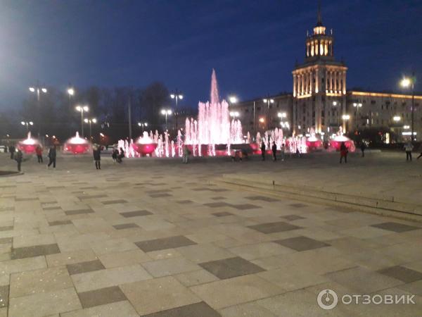 Фонтан около станции метро Парк Победы (Россия, Санкт-Петербург) фото