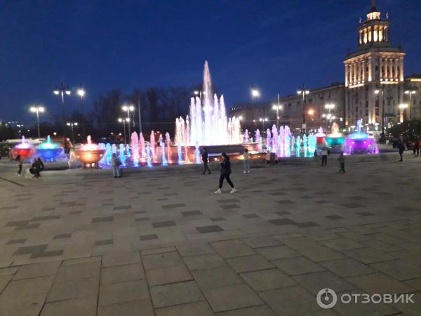 Фонтан около станции метро Парк Победы (Россия, Санкт-Петербург) фото