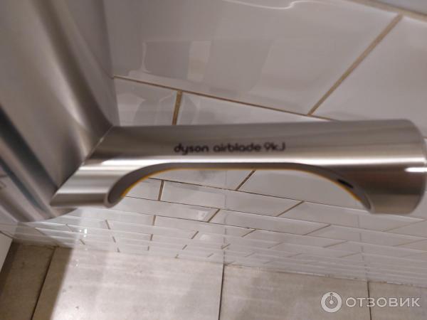 Сушилка для рук Dyson Airblade фото