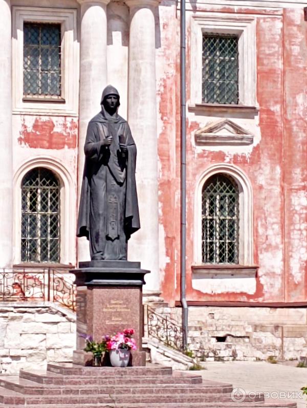 памятник местной святой Анне Кашинской