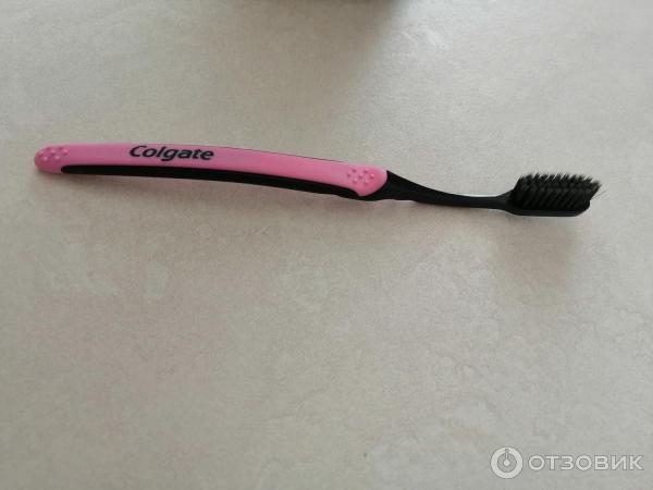 Зубная щетка Colgate Шелковые нити с древесным углем