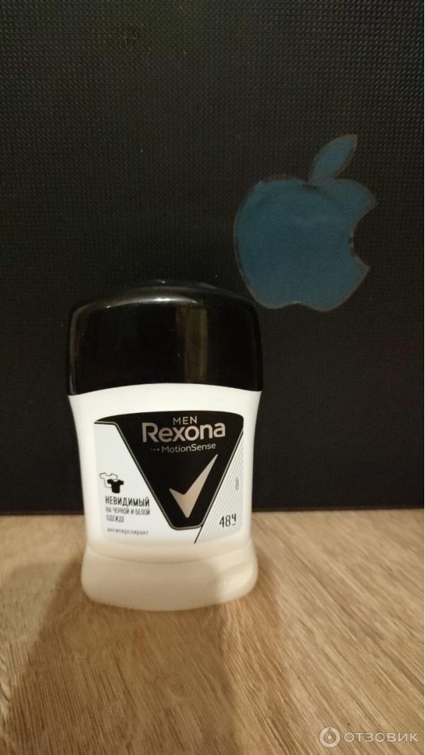 Дезодорант Rexona men невидимый на черном и белом фото