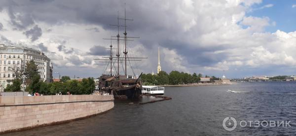 Пешая прогулка по набережной Невы на Васильевском острове (Россия, Санкт-Петербург) фото