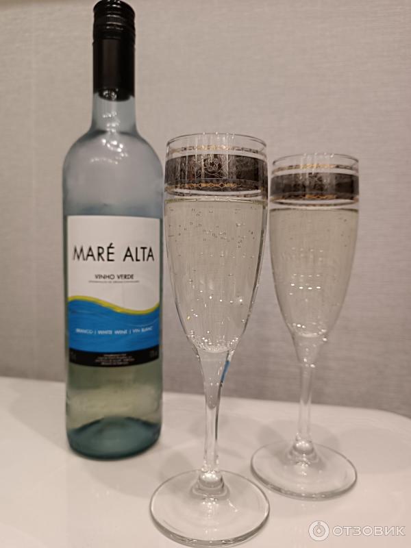 Красное белое маре альта. Mare alta вино белое. Вино Верде Маре Альта белое. Mare alta Vinho Verde. Маре Альта вино белое полусухое.