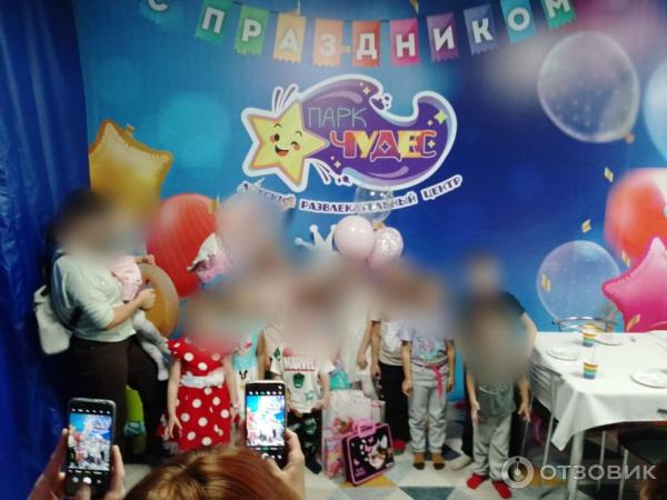 На фото видно, насколько тесно было детям и их родителям.
